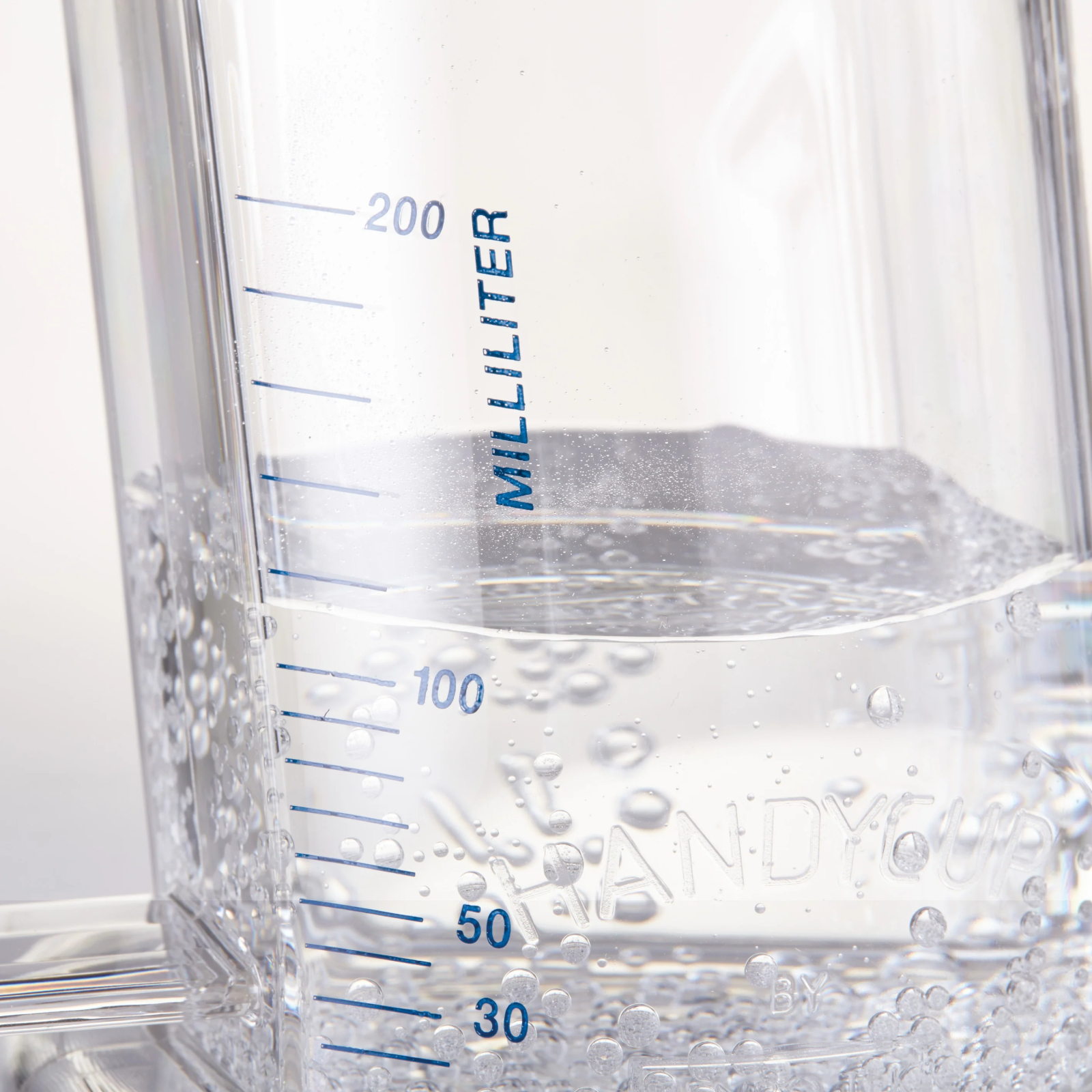 schuine drinkbeker met inhoud